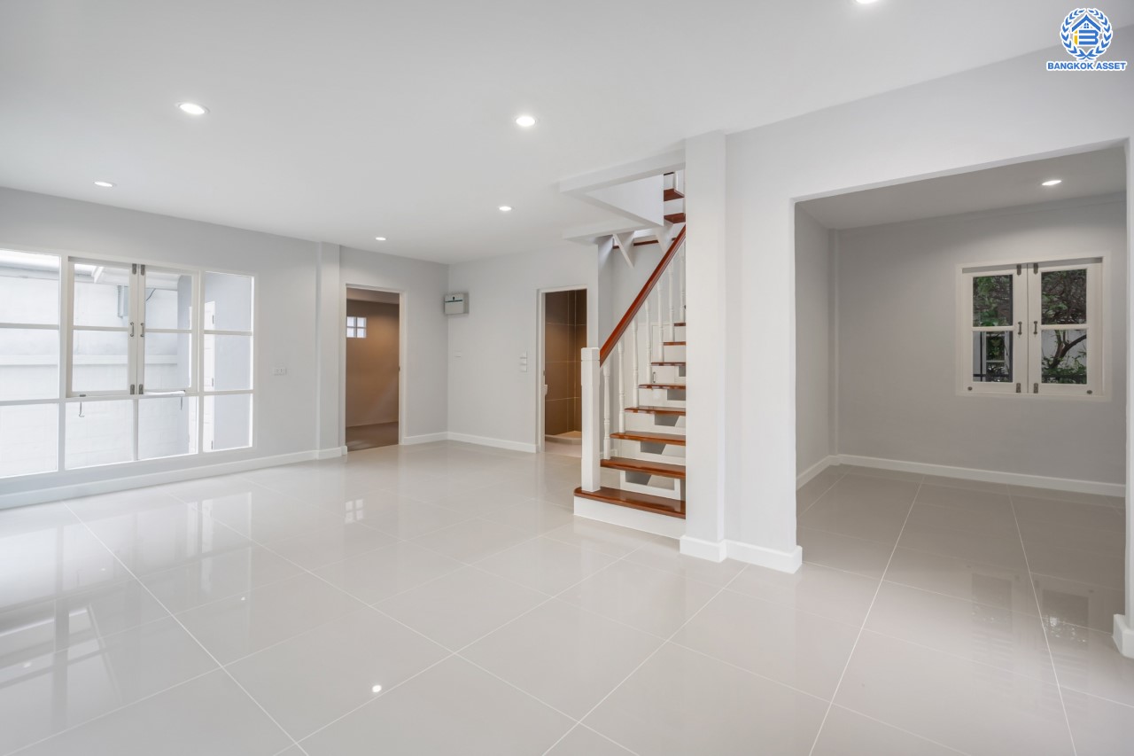 บ้านมือสองตกแต่งใหม่ แบรนด์ LH ม.ชัยพฤกษ์ บางบัวทอง หลังมุม เนื้อที่ 57.7 ตร.ว. ฟังก์ชัน 3 ห้องนอน 2 ห้องน้ำ จอดรถ 2 คัน พร้อม facilities ครบครัน บนทำเลเดินทางสะดวก ติดถนนบางกรวย-ไทรน้อย ใกล้เซ็นทรัลเวสต์เกต และรถไฟฟ้าสายสีม่วง "สถานีบางพลู"